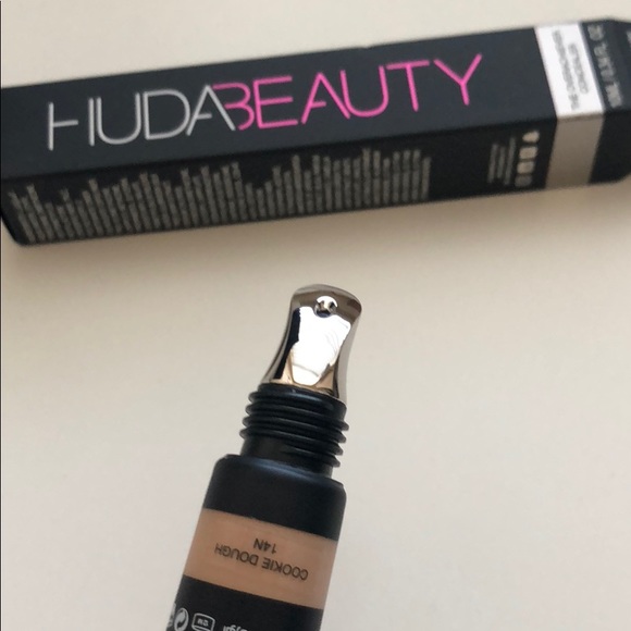 Huda Beauty Concealer - Picture 2 of 3